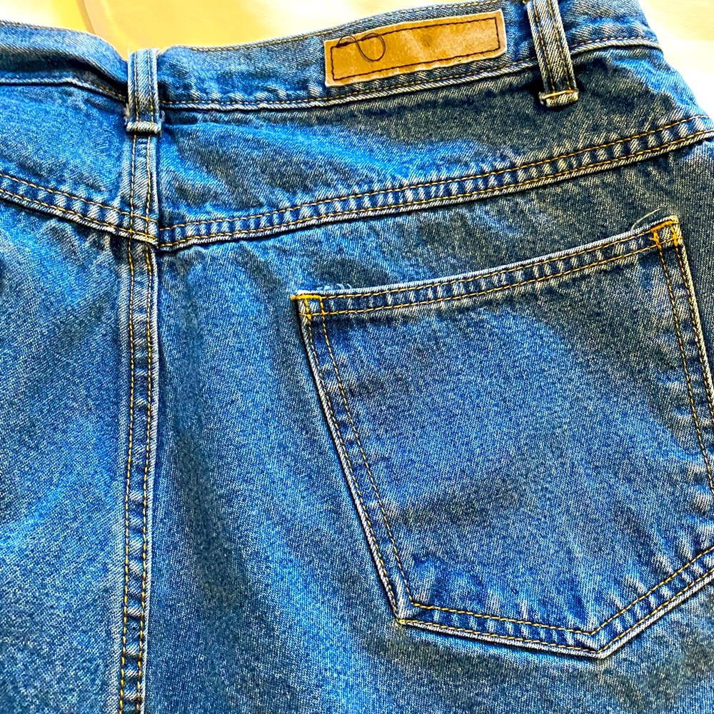 DENIM CAPRI JEANS
BILL BLASS - Picture 4 of 5
